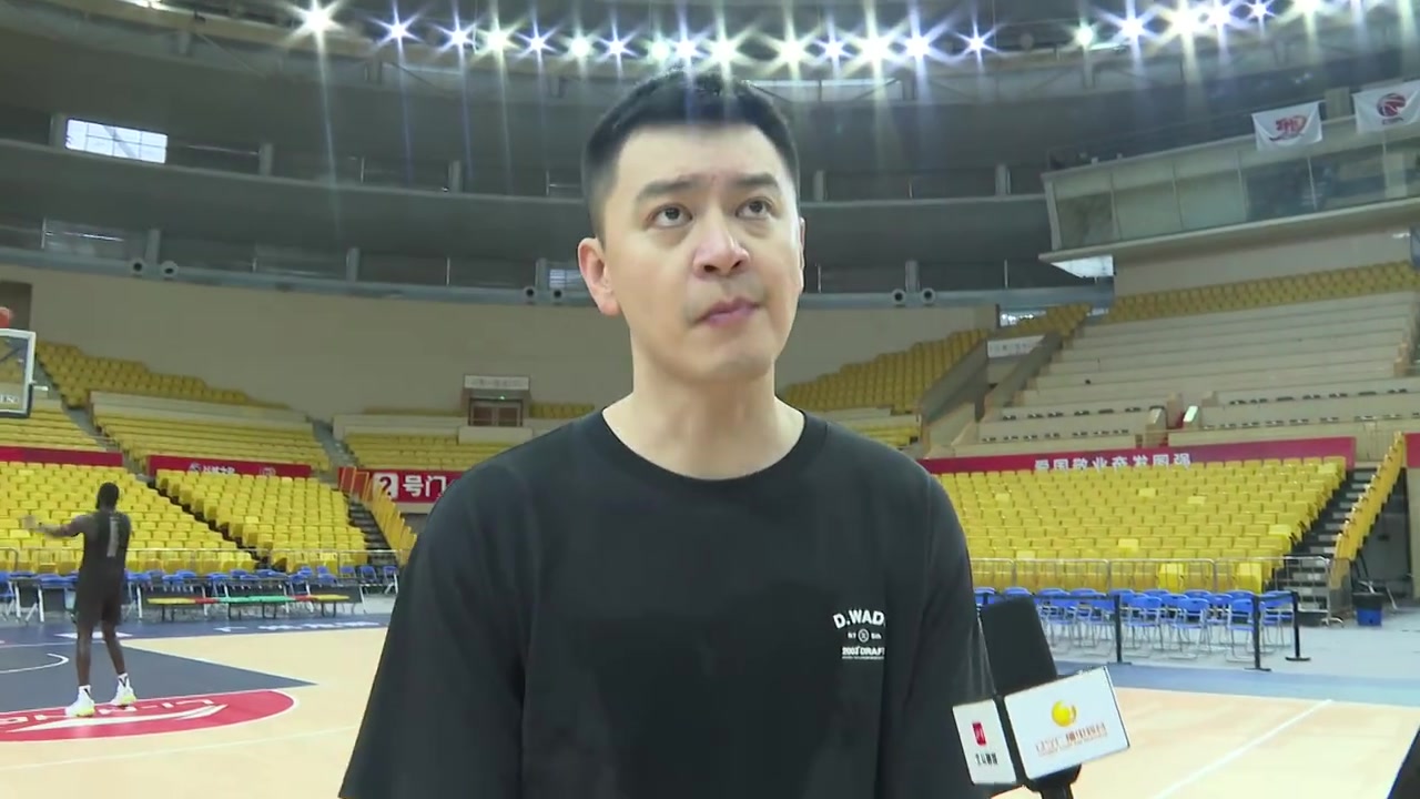 杨鸣:王岚嵚很敬业很拼很团队 希望他快速融入 能达到另一个级别